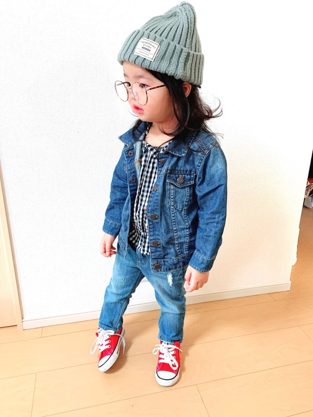 「デニムonデニム、秋服準備はじめました、チェックシャツ、ギンガムチェック、スニーカーコーデ、おしゃれさんと繋がりたい」｜「H&Mのアイテム（デニムジャケット、ブルー系）」を使った、まーさん（キッズ・90cm）の秋コーディネートの1枚目の写真