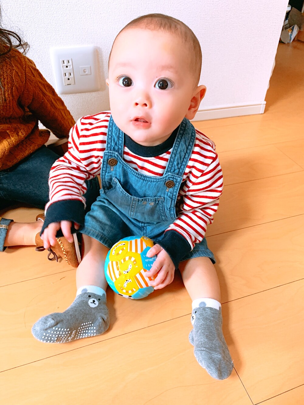 その他のトップス、ブルー系のサロペット/オーバーオール、グレー系のソックス/靴下を着用したキッズの秋コーディネートの1枚目の写真