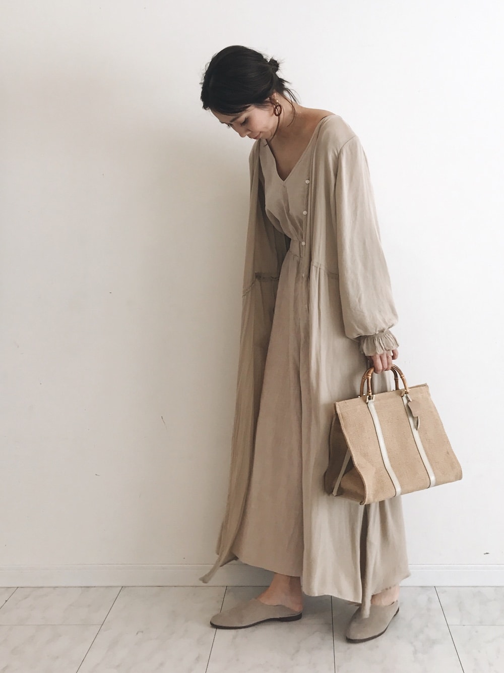 ベージュ系のつなぎ/オールインワン、ベージュ系のワンピース、ベージュ系のバッグを着用したレディースの春コーディネートの1枚目の写真