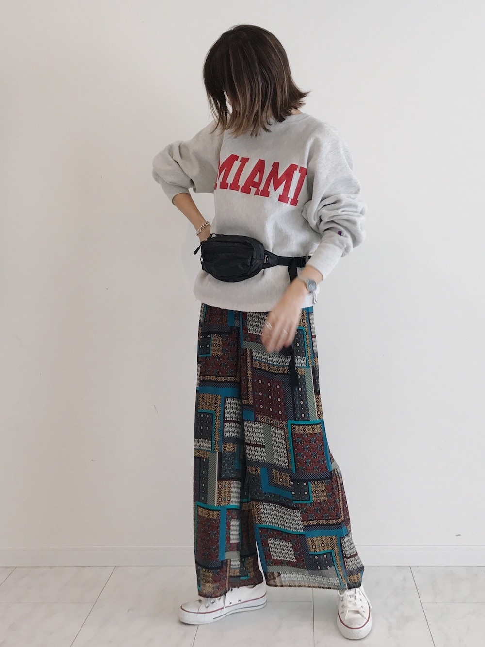 「sheson、used、カジュアル、休日スタイル、スニーカーコーデ、おしゃれさんと繋がりたい、プチプラ、ラクチンコーデ、スウェット、ウエストポーチ」｜「ShesonのSheson(シーズン) エスニックプリントシフォンワイドパンツ（その他パンツ、その他）」を使った、amiさん（レディース・163cm）の春コーディネートの1枚目の写真