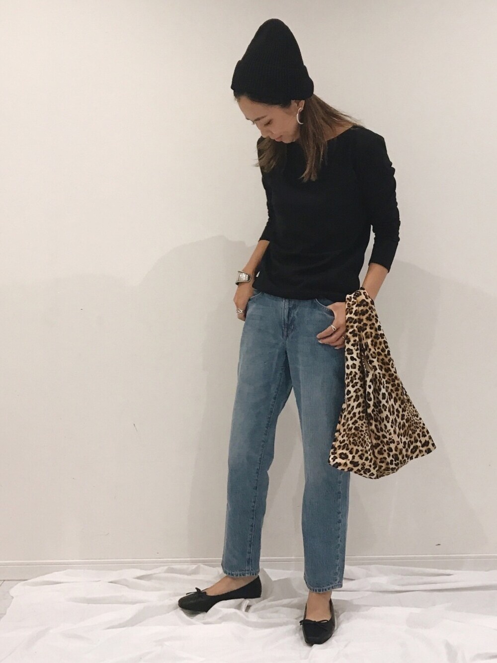 「zozoデニム、秋色、カジュアルコーデ、パンツスタイル、おしゃれさんと繋がりたい、シンプル、休日スタイル、オトナカジュアル、レオパード、きれいめカジュアル」｜「ZOZOのストレートデニムパンツ（パターンオーダー）／ライトインディゴブルー［WOMEN］（デニムパンツ、ブルー系）」を使った、amiさん（レディース・163cm）の秋コーディネートの1枚目の写真