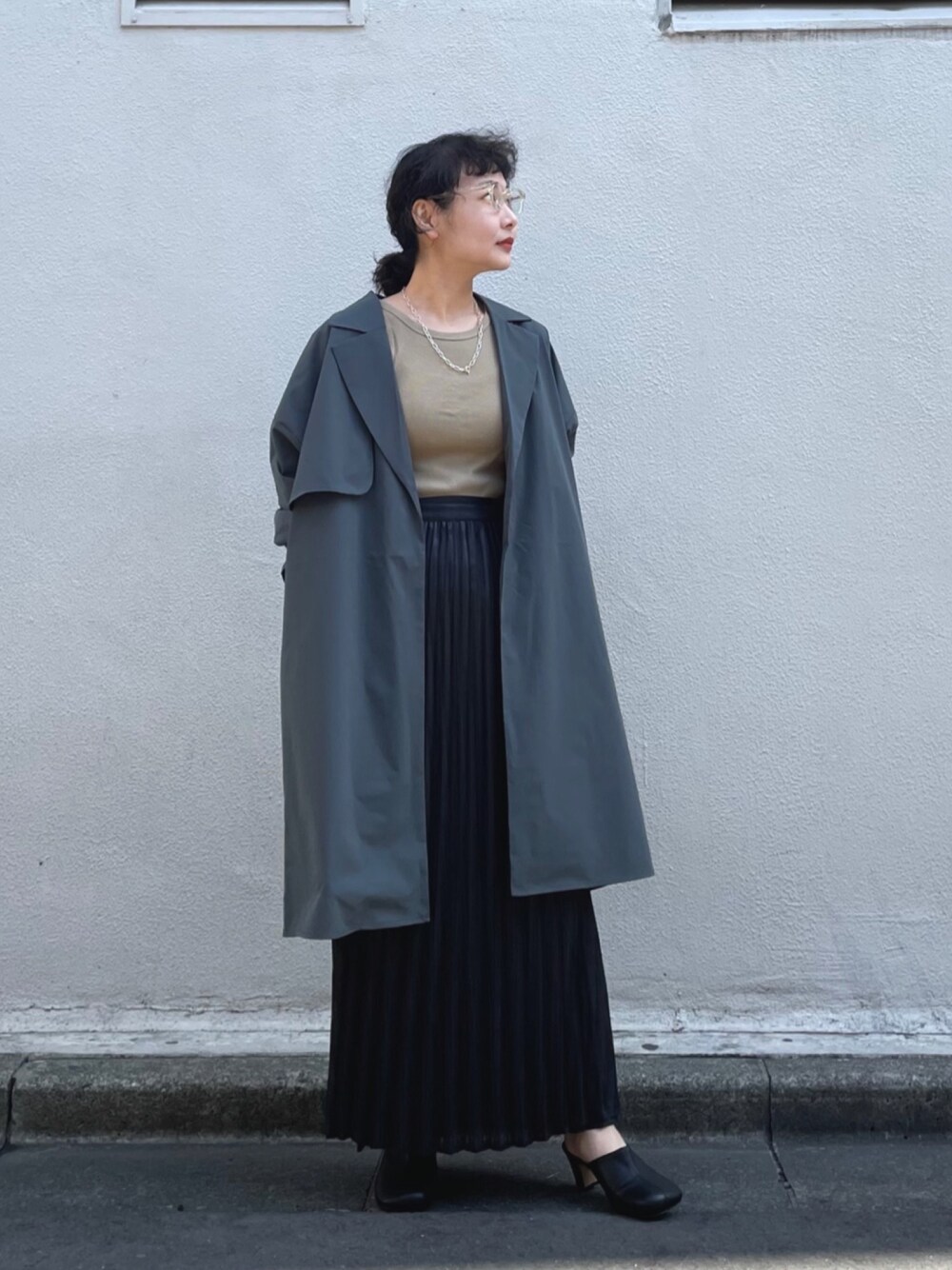 「KBF、ロングジャケット、リラックススタイル、プリーツスカート、サボ、クリアメガネ」｜「KBFのシアーラッププリーツスカート（スカート、ブラック系）」を使った、namuさん（レディース・155cm）の春コーディネートの1枚目の写真