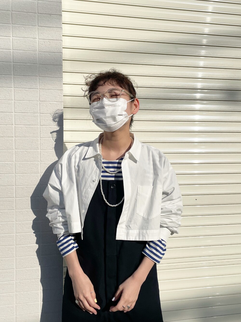「KBF、休日スタイル、シャツスタイル、オーバーオール、ボーダー、クリアメガネ」｜「KBFのセパレートデザインシャツ（シャツ/ブラウス、ホワイト系）」を使った、namuさん（レディース・155cm）の春コーディネートの1枚目の写真