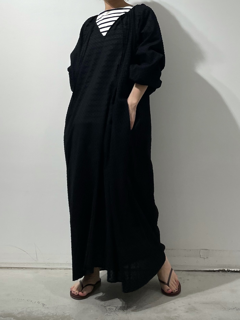 「KBF、ワンピース、ゆるコーデ、ボーダー、ビーチサンダル、カフタンワンピース」｜「KBFのドビーカフタン2WAYワンピース（ワンピース、ブラック系）」を使った、namuさん（レディース・155cm）の春コーディネートの1枚目の写真