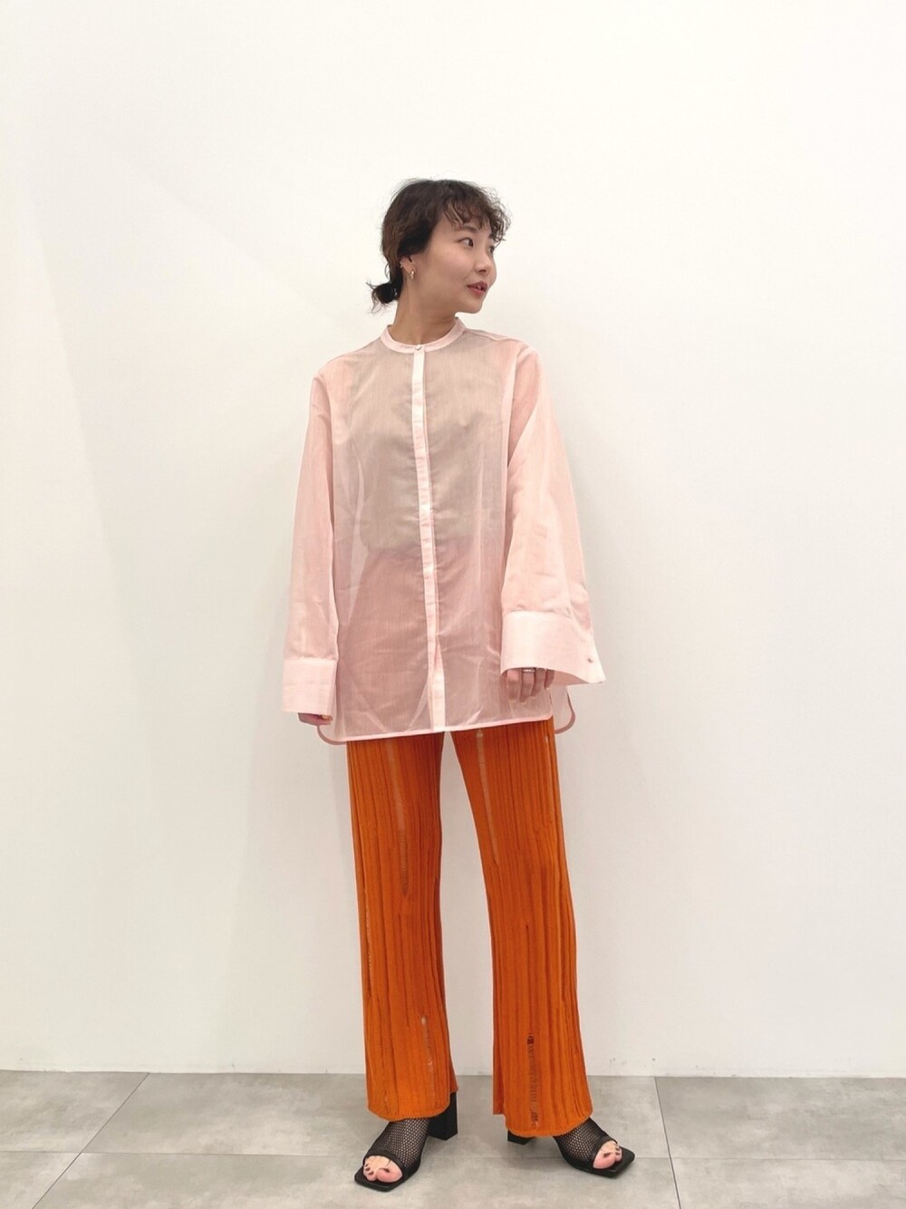 「KBF、シースルー、シャツ、カラーパンツ、ニットパンツ、オレンジ、ストライプシャツ、シアーシャツ、ボリューム袖、ビタミンカラー」｜「KBFのストライプシースルーシャツ（シャツ/ブラウス、オレンジ系）」を使った、namuさん（レディース・155cm）の春コーディネートの1枚目の写真