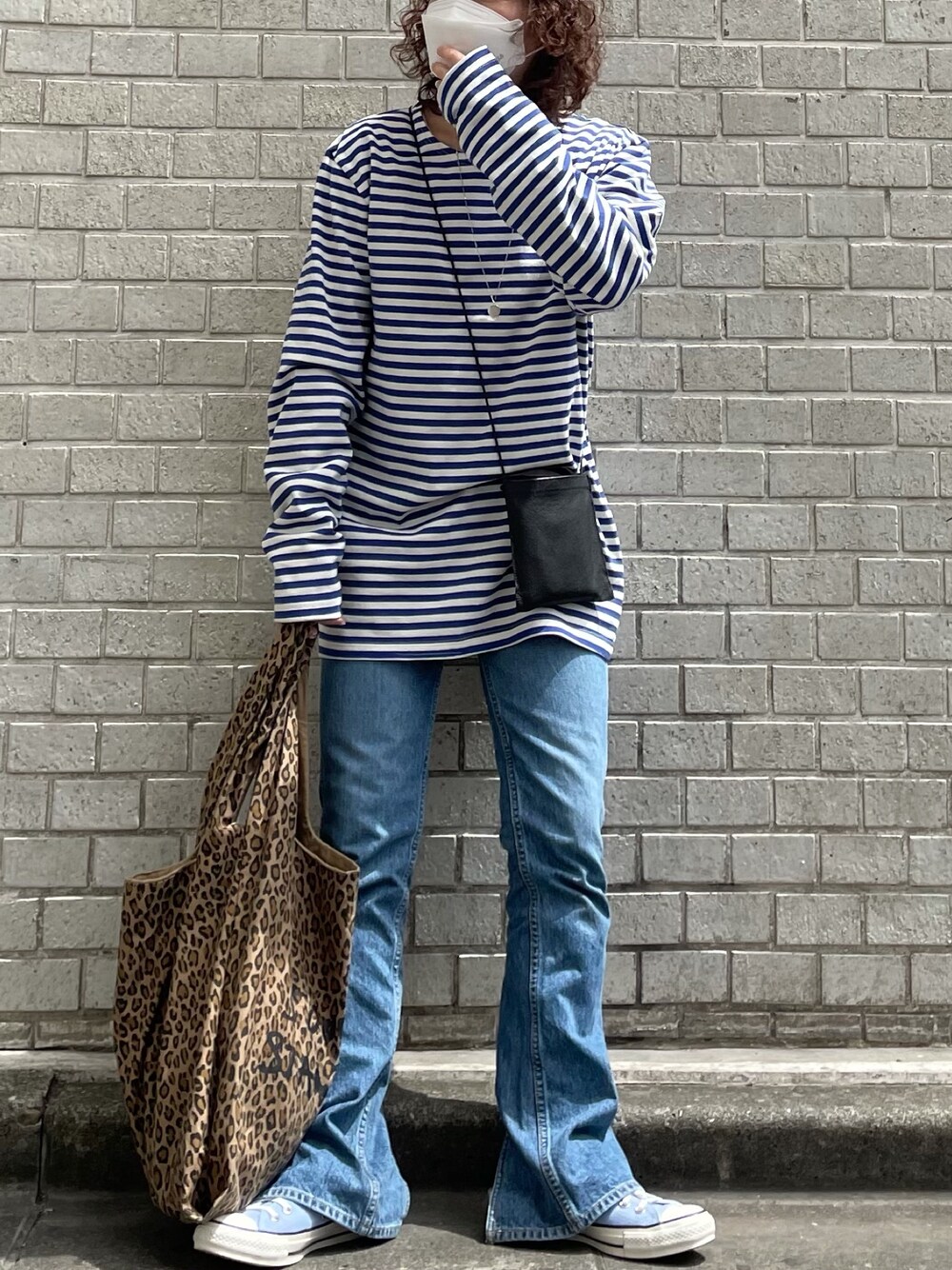 「カジュアルコーデ、ボーダー、フレアデニム、コンバース、スニーカー、レオパード、休日スタイル」｜「VINTAGEのアイテム（Tシャツ/カットソー、ブルー系）」を使った、namuさん（レディース・155cm）の春コーディネートの1枚目の写真