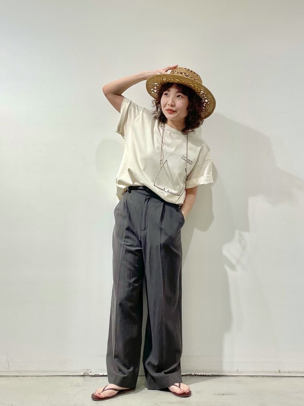 「KBF、Tシャツ、ゆるコーデ、ハット、ビーチサンダル、ワイドパンツ、ロゴT、カンカン帽」｜「KBFの透かし編みHAT（ハット、ベージュ系）」を使った、namuさん（レディース・155cm）の春コーディネートの1枚目の写真