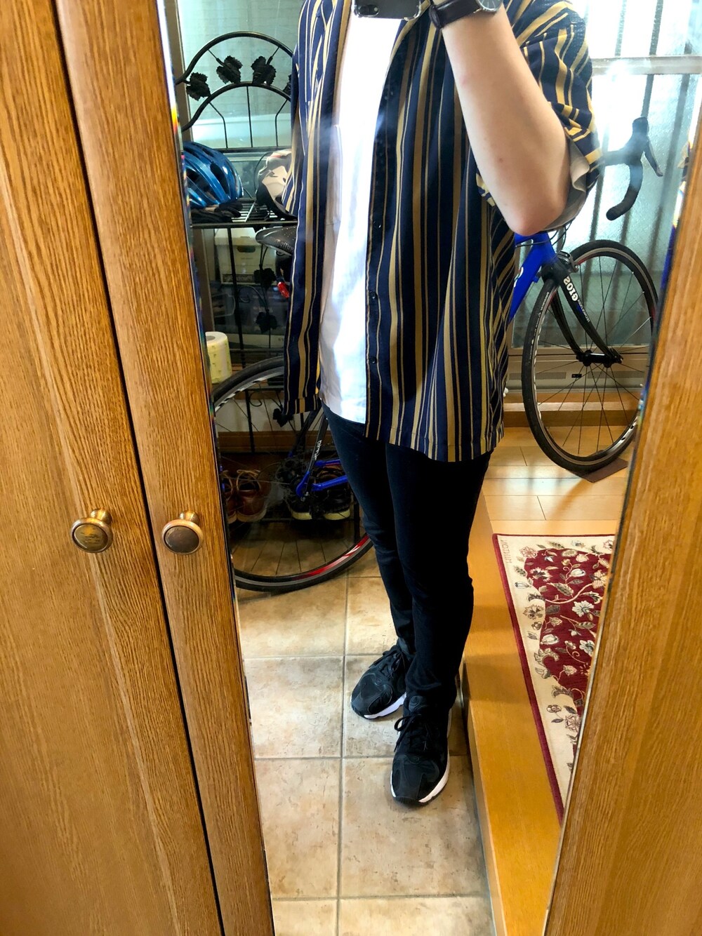 ブルー系のシャツ/ブラウス、ホワイト系のTシャツ/カットソー、ブラック系のパンツを着用したメンズの秋コーディネートの1枚目の写真
