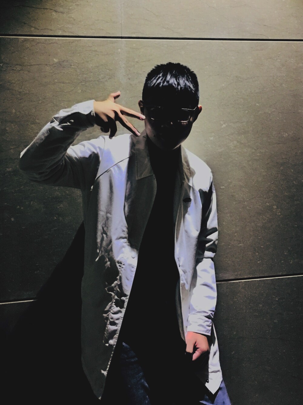 「Taipei 101」｜「VANSのアイテム（ピーコート、ホワイト系）」を使った、Chris Huangさん（メンズ・171cm）の秋コーディネートの1枚目の写真