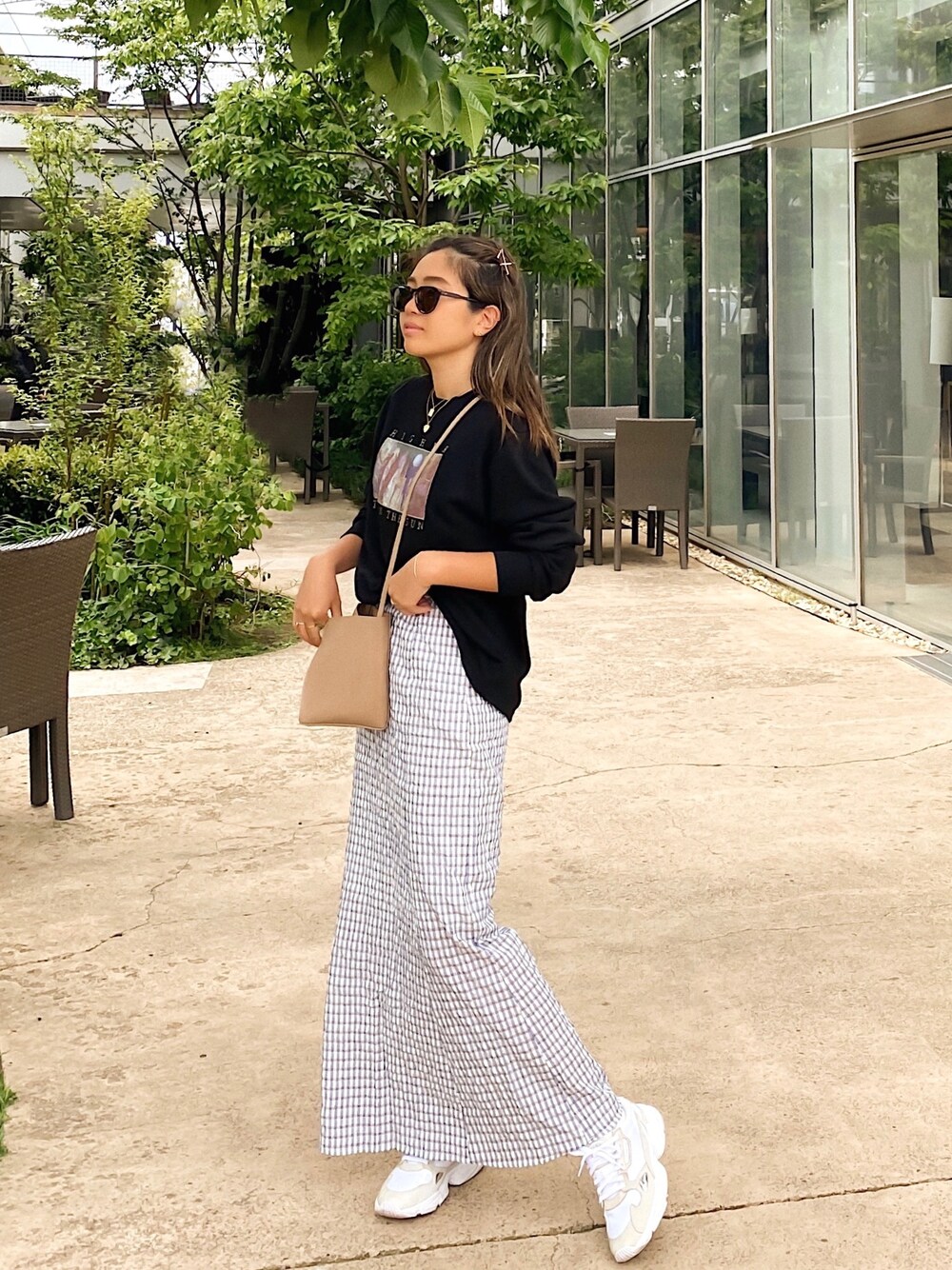 「ラクチンコーデ、大人カジュアル、カジュアル、チェック、春夏コーデ、チェックスカート、カジュアルスタイル、スニーカーコーデ、ママコーデ」｜「MOUSSYのHIGHER ロングスリーブ Tシャツ（Tシャツ/カットソー、ブラック系）」を使った、rinaさん（レディース・170cm）の春コーディネートの1枚目の写真
