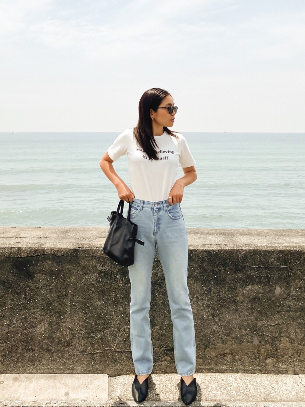 「カジュアル、休日スタイル、シンプル、大人コーデ、ロゴT、デニムパンツ、vicentedenim、デニム、着回しコーデ、大人カジュアル」｜「VicenteのVicente straight long denim（デニムパンツ、ブルー系）」を使った、rinaさん（レディース・170cm）の夏コーディネートの1枚目の写真