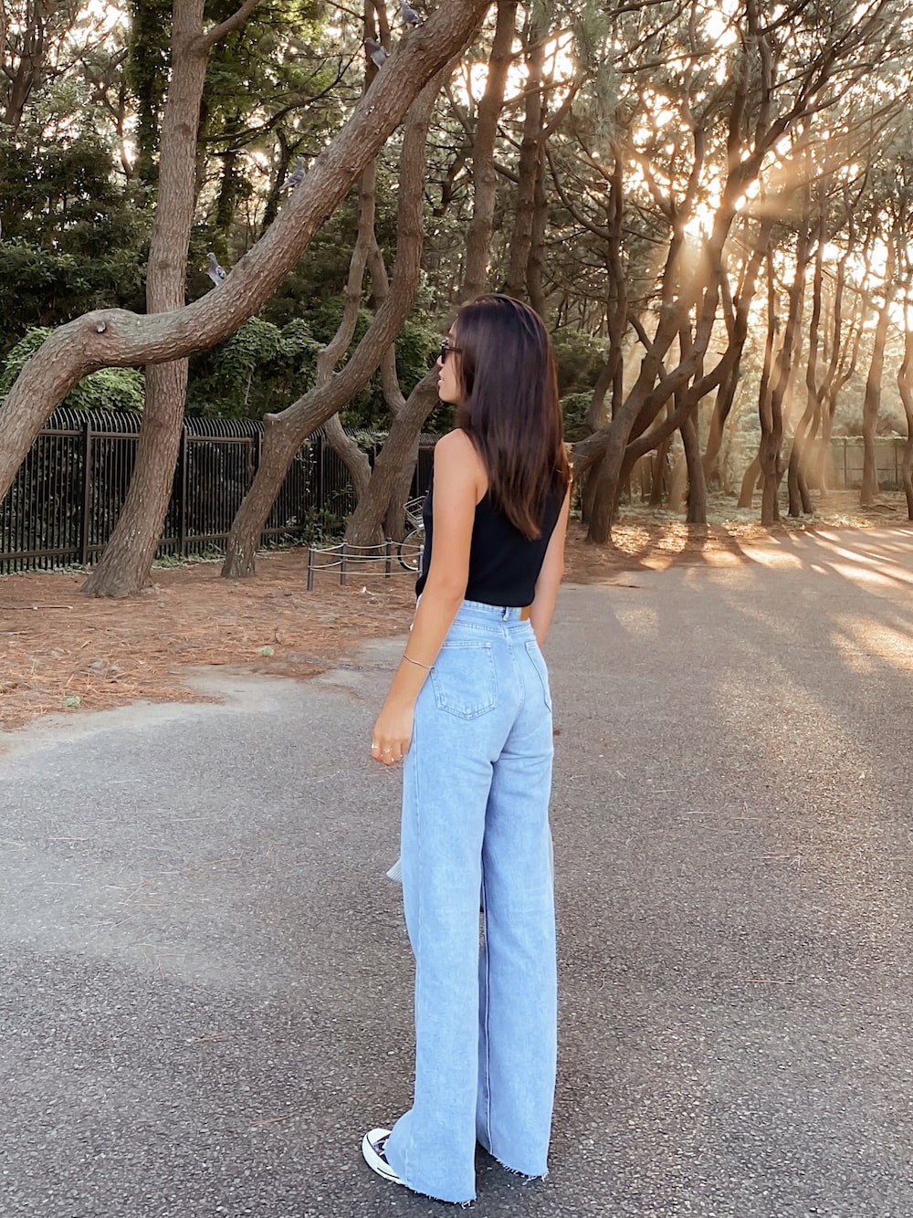 「秋のコーデ、秋服、カジュアル、ラフ、コンバース、デニムコーデ」｜「Vicenteの【Vicente】HONEY collaboration denim（デニムパンツ、ブルー系）」を使った、rinaさん（レディース・170cm）の秋コーディネートの1枚目の写真