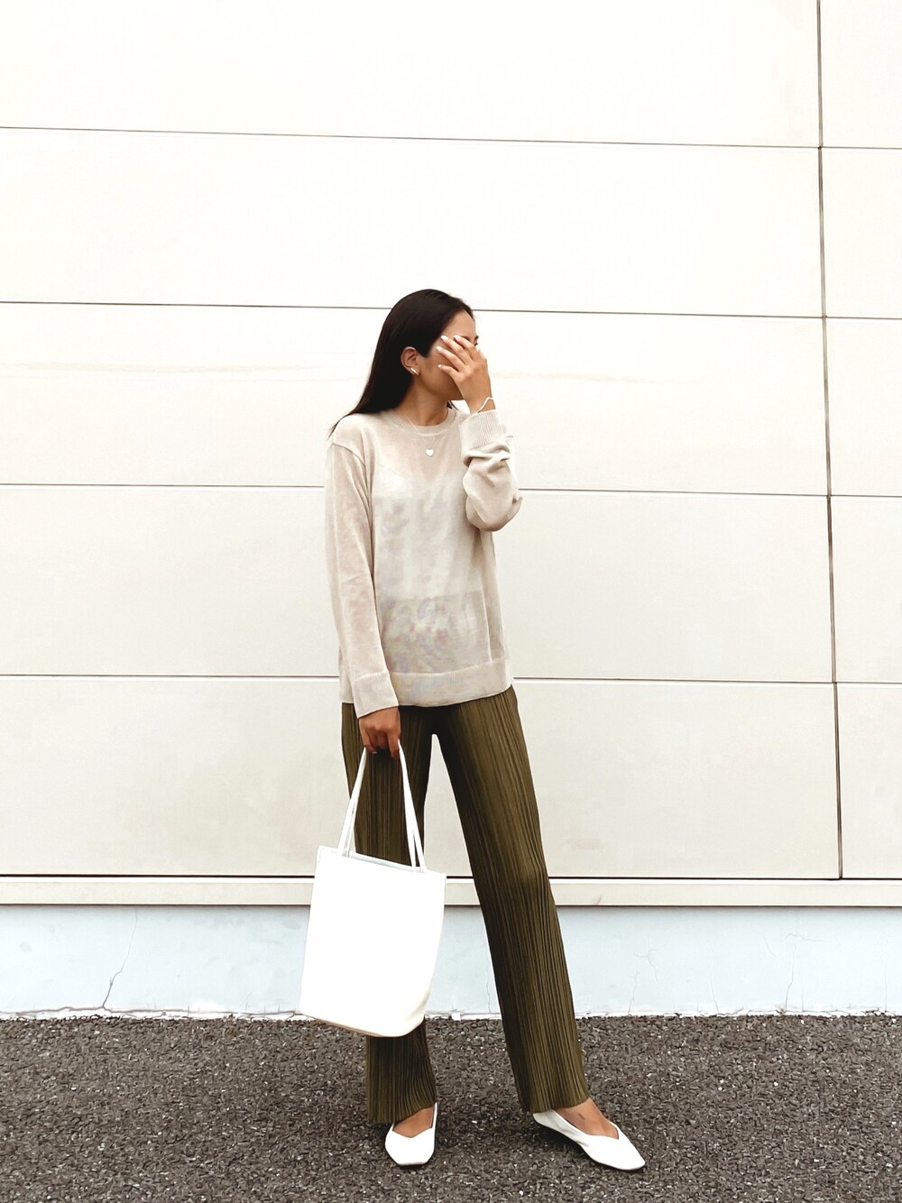 「オトナカジュアル、秋のコーデ、秋服、ootd、大人かわいい、プチプラコーデ、リラックススタイル」｜「UNE MANSIONのベーシックシースルーラウンドニット（Tシャツ/カットソー、ベージュ系）」を使った、rinaさん（レディース・170cm）の秋コーディネートの1枚目の写真