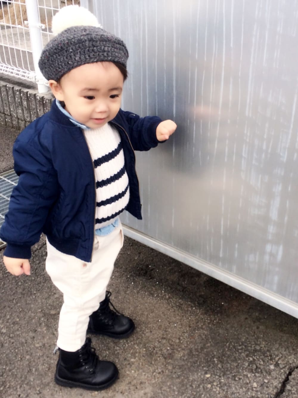 「男の子コーデ、キッズコーデ、冬コーデ、ベレー帽、MA-1、ネイビーコーデ」｜「Handmadeのアイテム（ハンチング/ベレー帽、グレー系）」を使った、yuuu_iiiさん（キッズ・80cm）の冬コーディネートの1枚目の写真