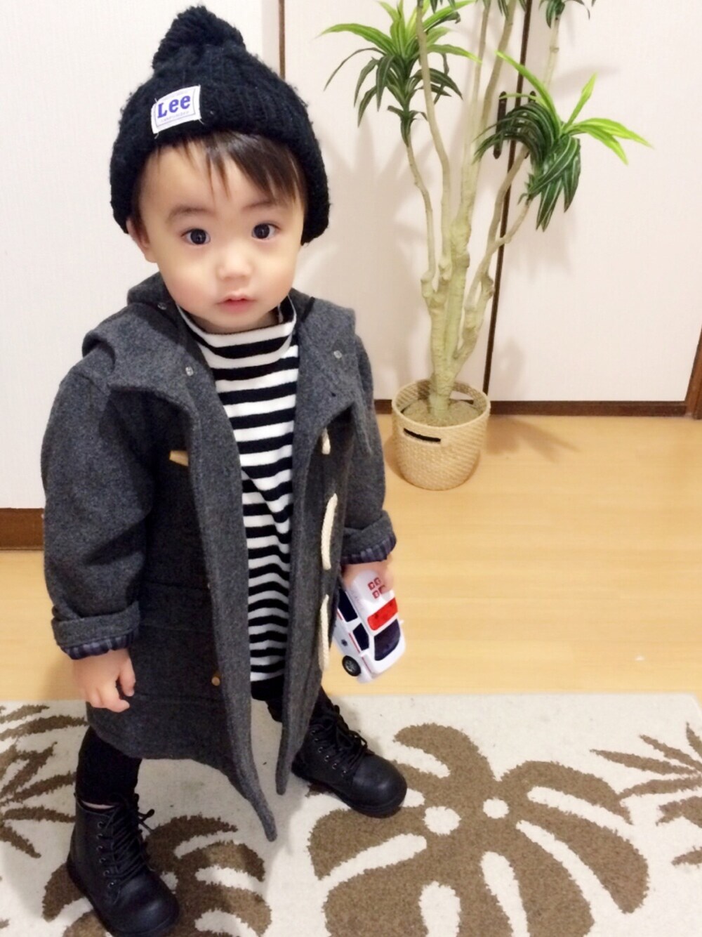 「男の子コーデ、キッズコーデ、冬コーデ、ダッフルコート、ニット帽、モノトーンコーデ」｜「しまむらのアイテム（ニットキャップ/ビーニー、ブラック系）」を使った、yuuu_iiiさん（キッズ・80cm）の冬コーディネートの1枚目の写真