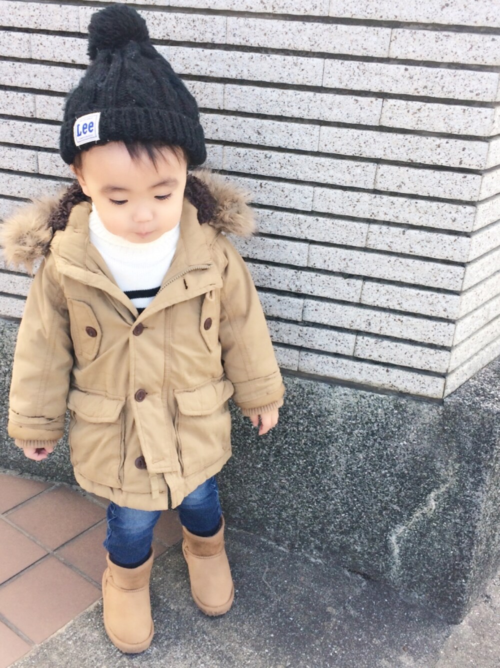 「男の子コーデ、キッズコーデ、モッズコート、ムートンブーツ、ニット帽、防寒スタイル」｜「しまむらのアイテム（ニットキャップ/ビーニー、ブラック系）」を使った、yuuu_iiiさん（キッズ・80cm）の冬コーディネートの1枚目の写真