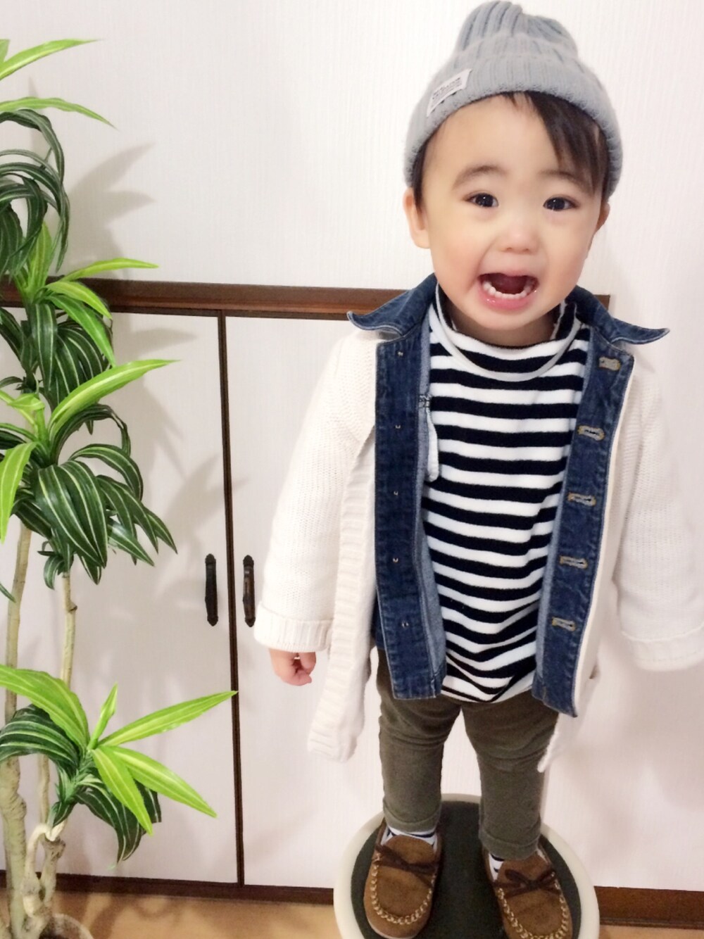 「キッズコーデ、男の子コーデ、カーディガン、Gジャン、ニット帽、モカシン」｜「しまむらのアイテム（ニットキャップ/ビーニー、グレー系）」を使った、yuuu_iiiさん（キッズ・80cm）の冬コーディネートの1枚目の写真