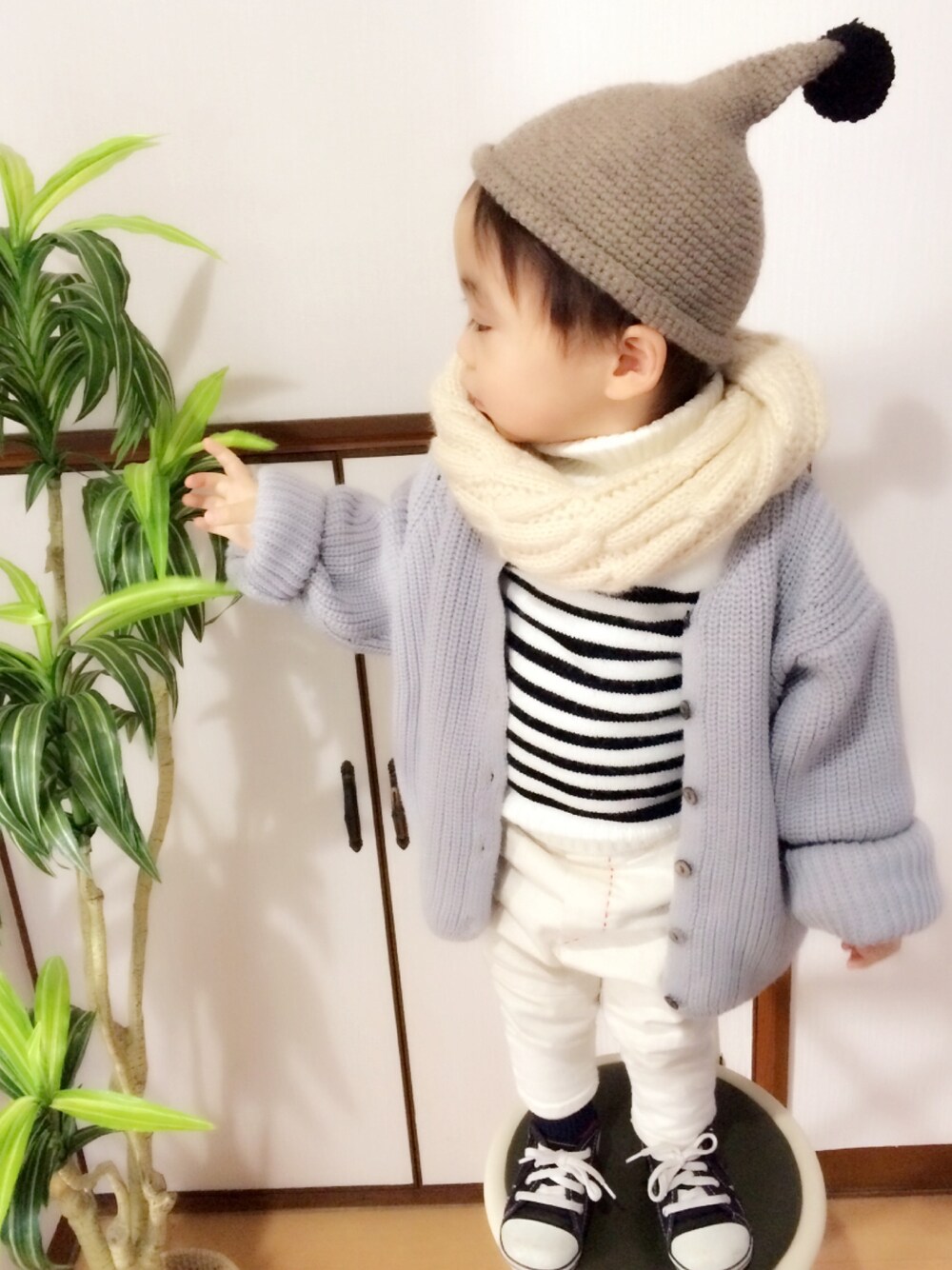 「男の子コーデ、キッズコーデ、カーディガン、スヌード、黒コンバース」｜「Handmadeのアイテム（ニットキャップ/ビーニー、ブラウン系）」を使った、yuuu_iiiさん（キッズ・80cm）の冬コーディネートの1枚目の写真