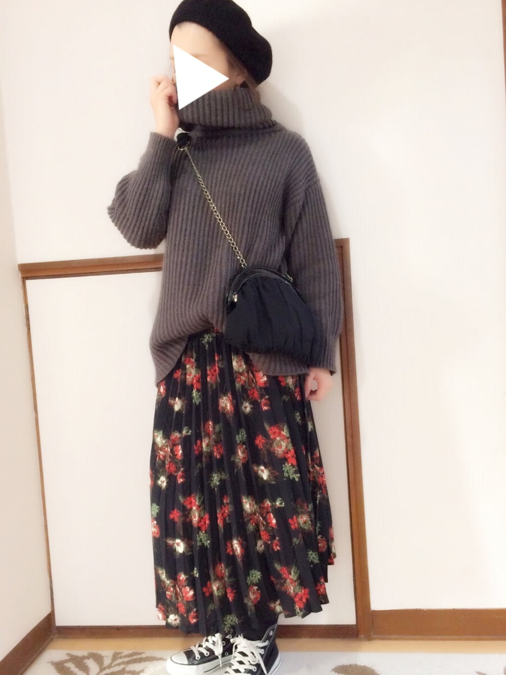 「GU、GUコーデ、大人カジュアル、花柄スカート、黒コンバース」｜「GUのアイテム（ハンチング/ベレー帽、ブラック系）」を使った、yuuu_iiiさん（レディース・157cm）の冬コーディネートの1枚目の写真
