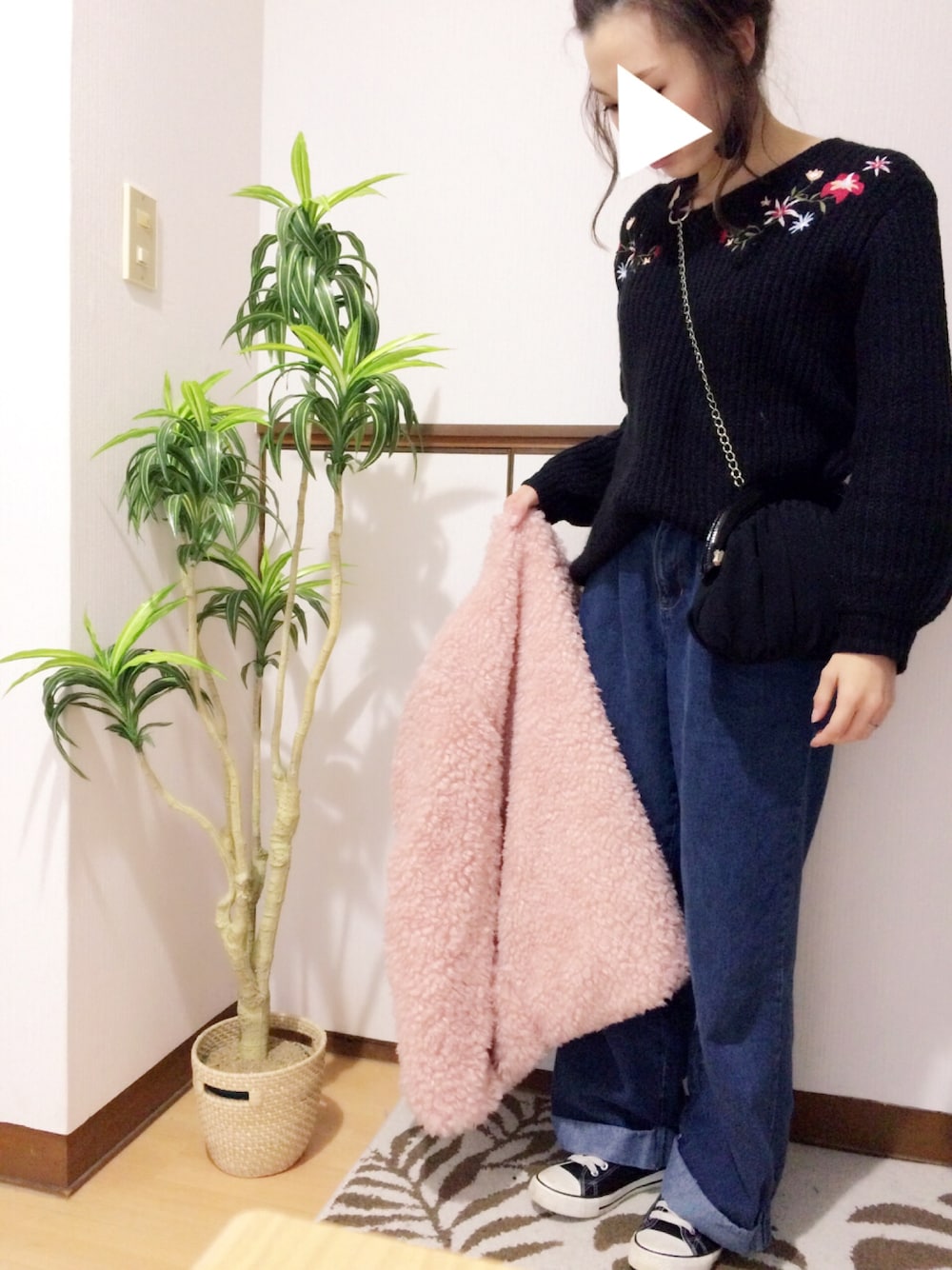 「プードルコート、刺繍ニット、デニムワイドパンツ、ママコーデ」｜「GRLのアイテム（ニット/セーター、ブラック系）」を使った、yuuu_iiiさん（レディース・157cm）の冬コーディネートの1枚目の写真