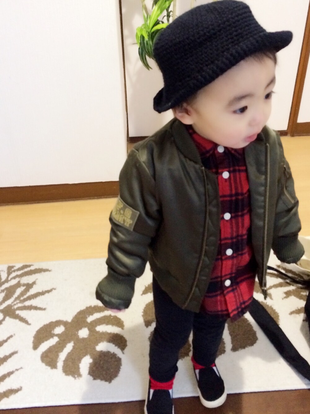 「キッズファッション、男の子コーデ、MA-1、チェックシャツ、manmaru.a、赤靴下」｜「manmaru.aのアイテム（ハット、ブラック系）」を使った、yuuu_iiiさん（キッズ・80cm）の冬コーディネートの1枚目の写真