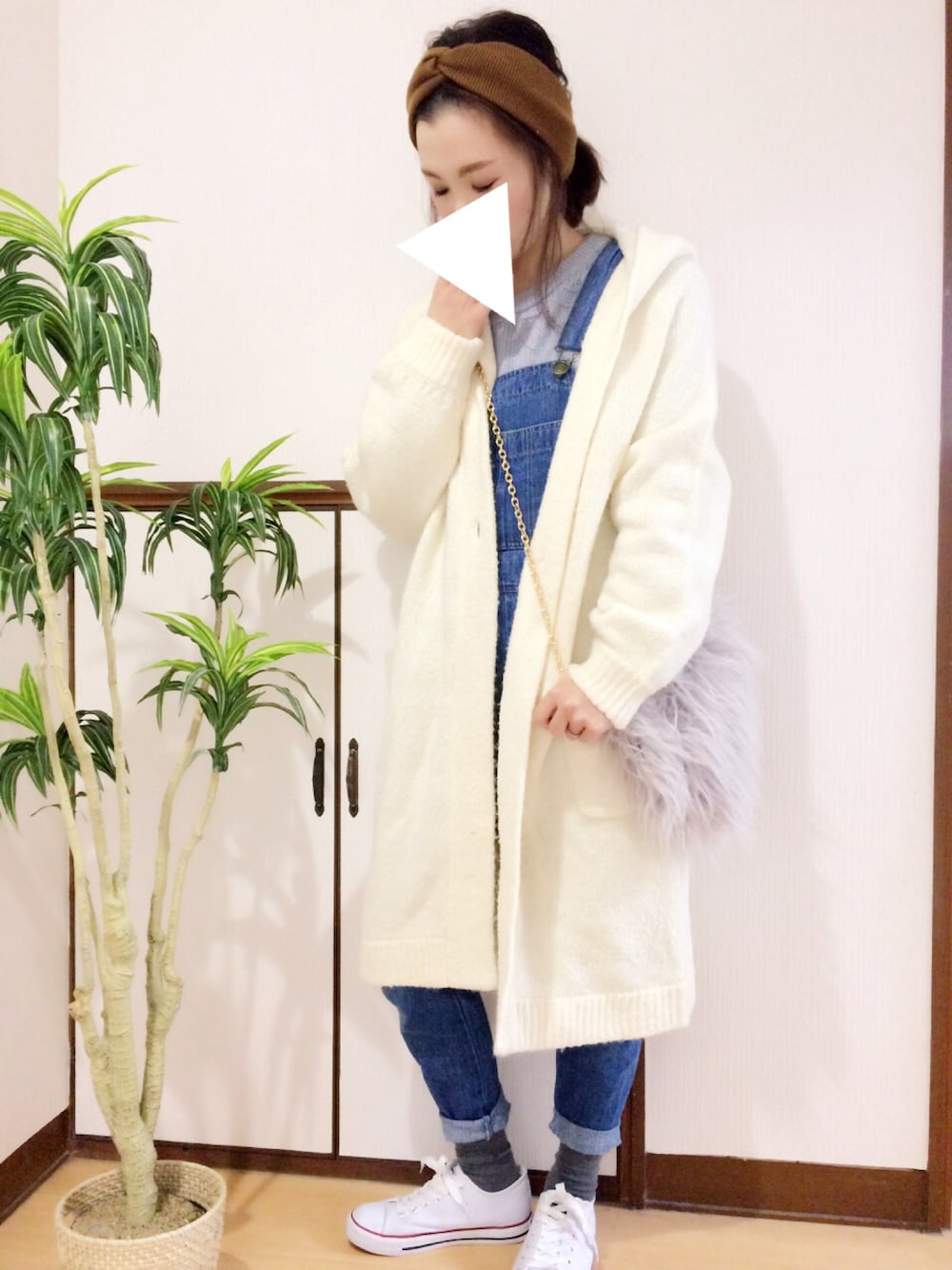 「休日スタイル、オトナカジュアル、ニットカーディガン、ヘアバンド、靴下×スニーカー、デニムサロペット」｜「GUのアイテム（ヘアバンド、ブラウン系）」を使った、yuuu_iiiさん（レディース・157cm）の冬コーディネートの1枚目の写真