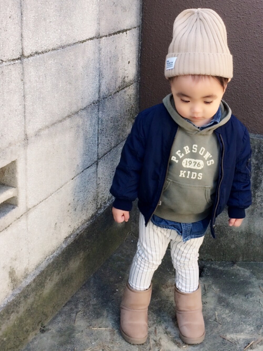 「キッズコーデ、男の子コーデ、MA-1、ニット帽、パーカー×シャツ、デニムシャツ、ムートンブーツ」｜「しまむらのアイテム（ニットキャップ/ビーニー、ベージュ系）」を使った、yuuu_iiiさん（キッズ・80cm）の冬コーディネートの1枚目の写真
