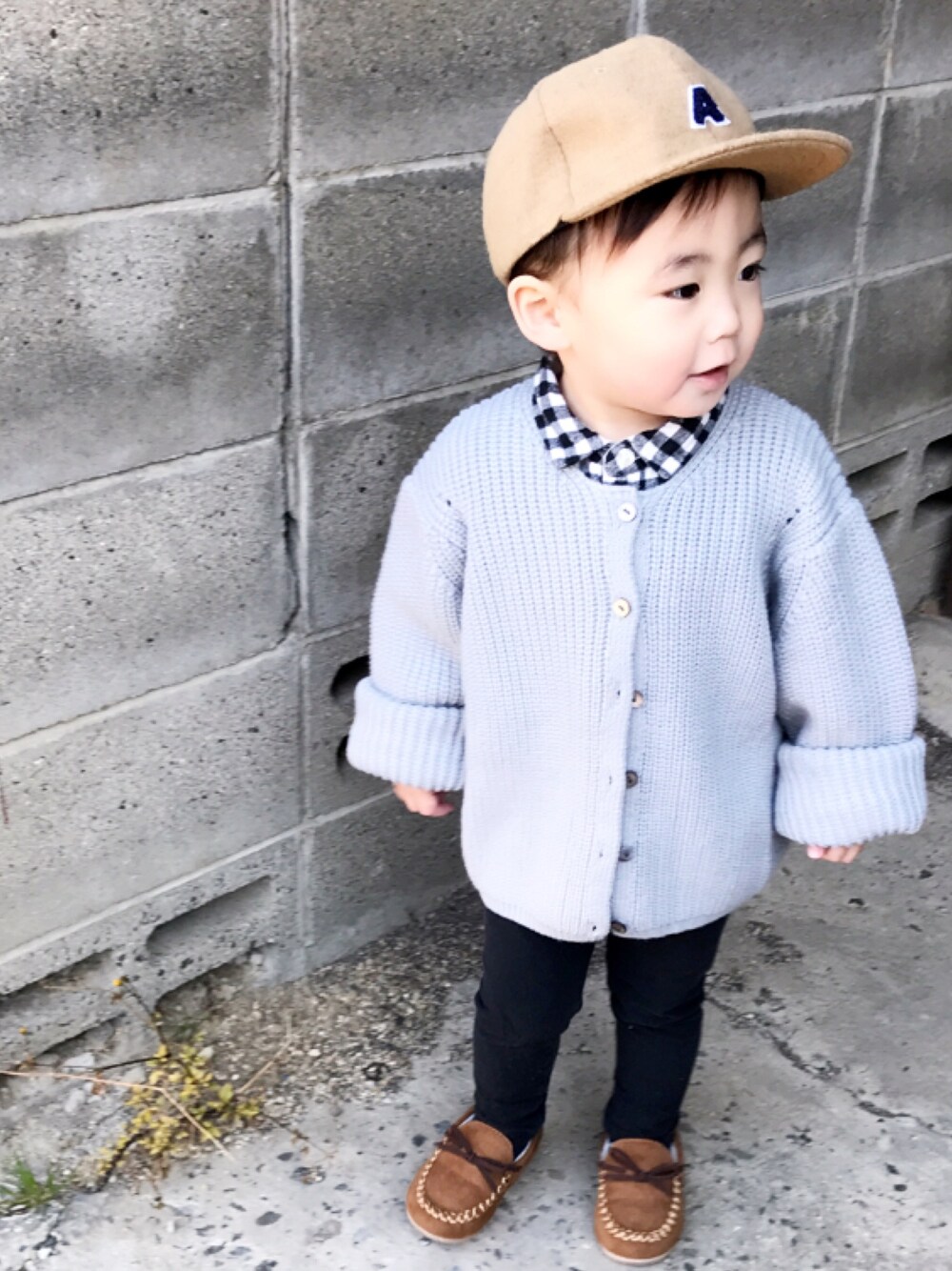 「男の子コーデ、キッズコーデ、春意識コーデ、カーディガン、キャップ、ギンガムチェックシャツ、モカシン」｜「petit mainのミニアルファベットフェルトキャップ（キャップ、イエロー系）」を使った、yuuu_iiiさん（キッズ・80cm）の冬コーディネートの1枚目の写真