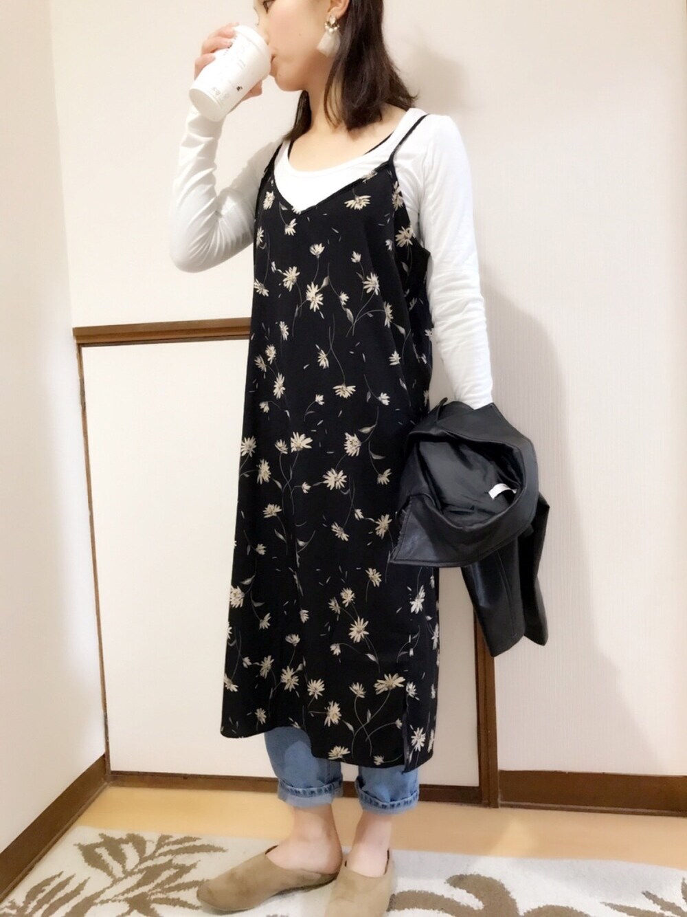 「ママコーデ、キャミワンピ、花柄ワンピース、ライダース、バブーシュ」｜「GRLのアイテム（ライダースジャケット、ブラック系）」を使った、yuuu_iiiさん（レディース・157cm）の春コーディネートの1枚目の写真