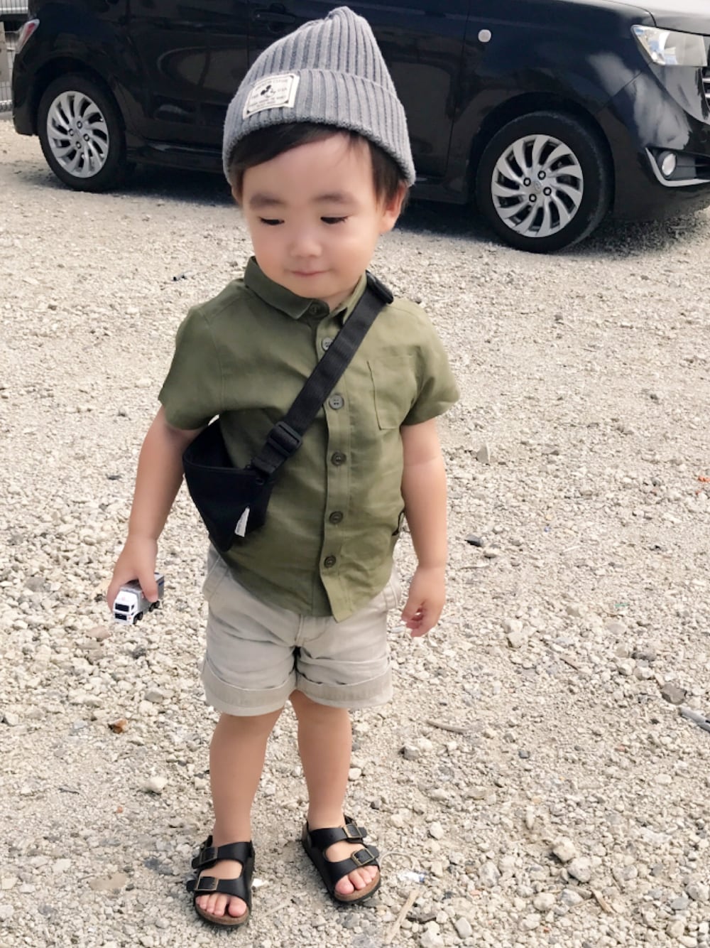 「男の子コーデ、秋のコーデ、ニット帽、カーキシャツ、ベージュパンツ、アースカラーコーデ」｜「しまむらのアイテム（ニットキャップ/ビーニー、グレー系）」を使った、yuuu_iiiさん（キッズ・90cm）の夏コーディネートの1枚目の写真