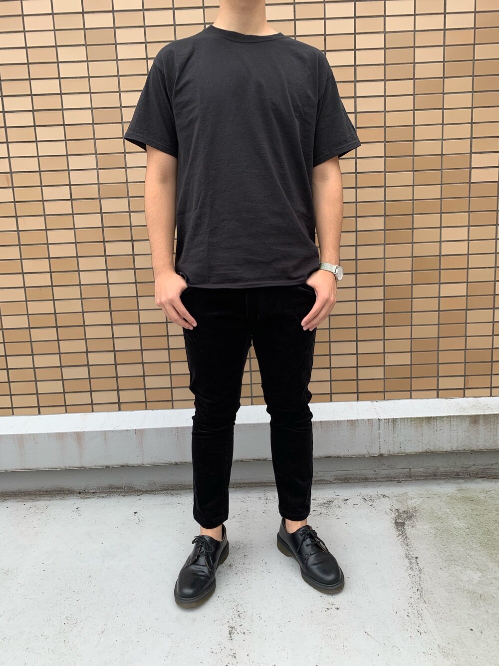 ブラック系のTシャツ/カットソー、ブラック系のその他パンツ、ブラック系のドレスシューズを着用したメンズの秋コーディネートの1枚目の写真