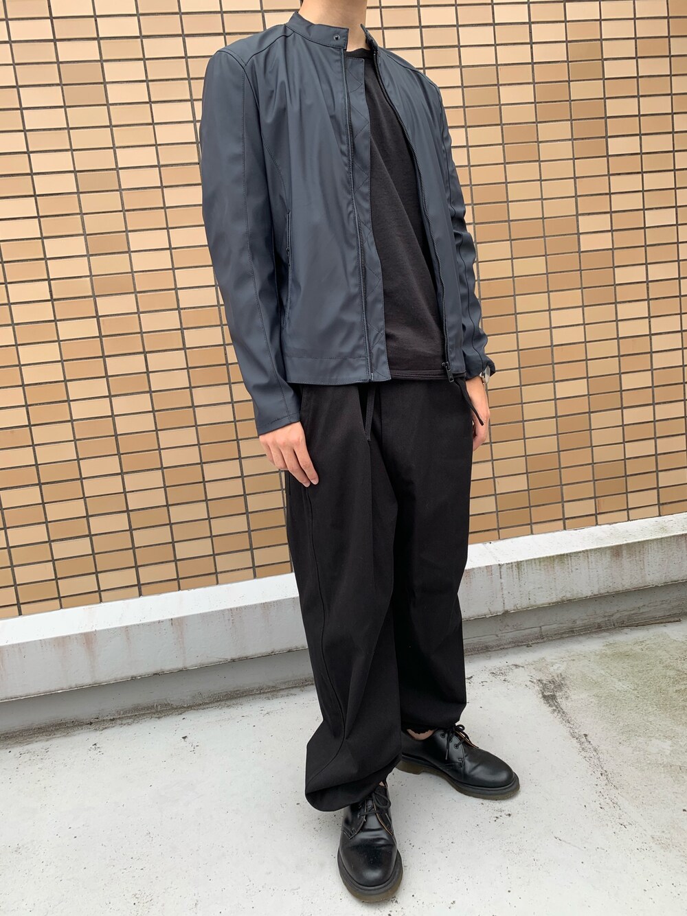 ブルー系のブルゾン、ブラック系のTシャツ/カットソー、ブラック系のその他パンツを着用したメンズの秋コーディネートの1枚目の写真