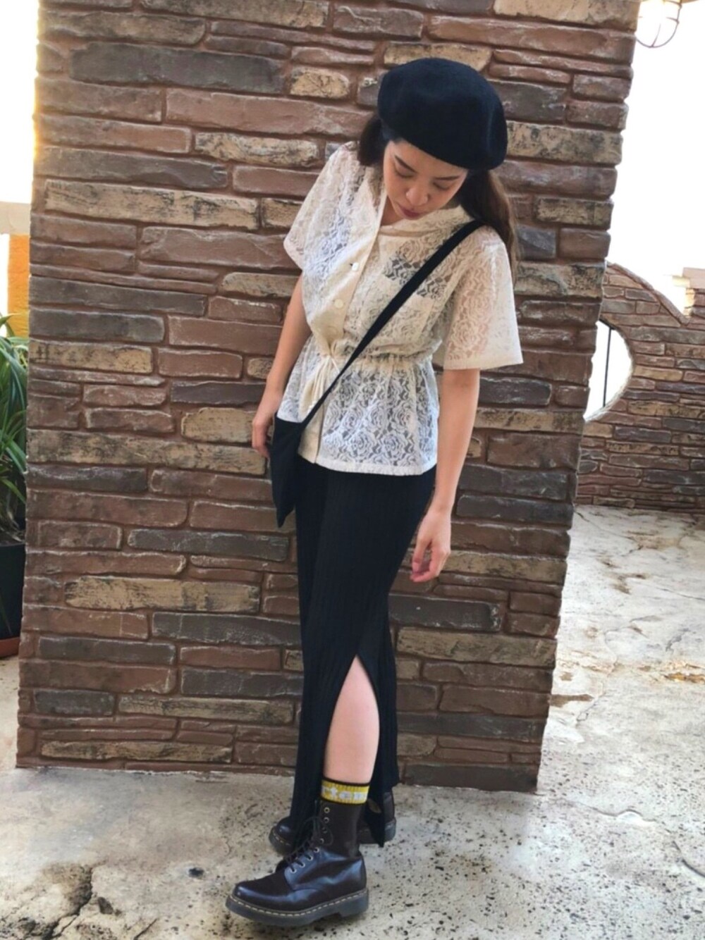「古着MIX、古着女子、スリットパンツ、ベレー帽、沖縄、古着好きな人と繋がりたい」｜「Bershkaのアイテム（パンツ、ブラック系）」を使った、rrrrrinさん（レディース・159cm）の秋コーディネートの1枚目の写真