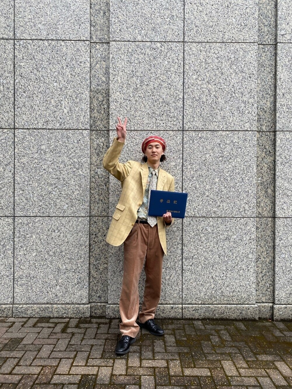 ベージュ系のテーラードジャケット、その他のシャツ/ブラウス、ブラウン系のその他パンツを着用したメンズの春コーディネートの1枚目の写真