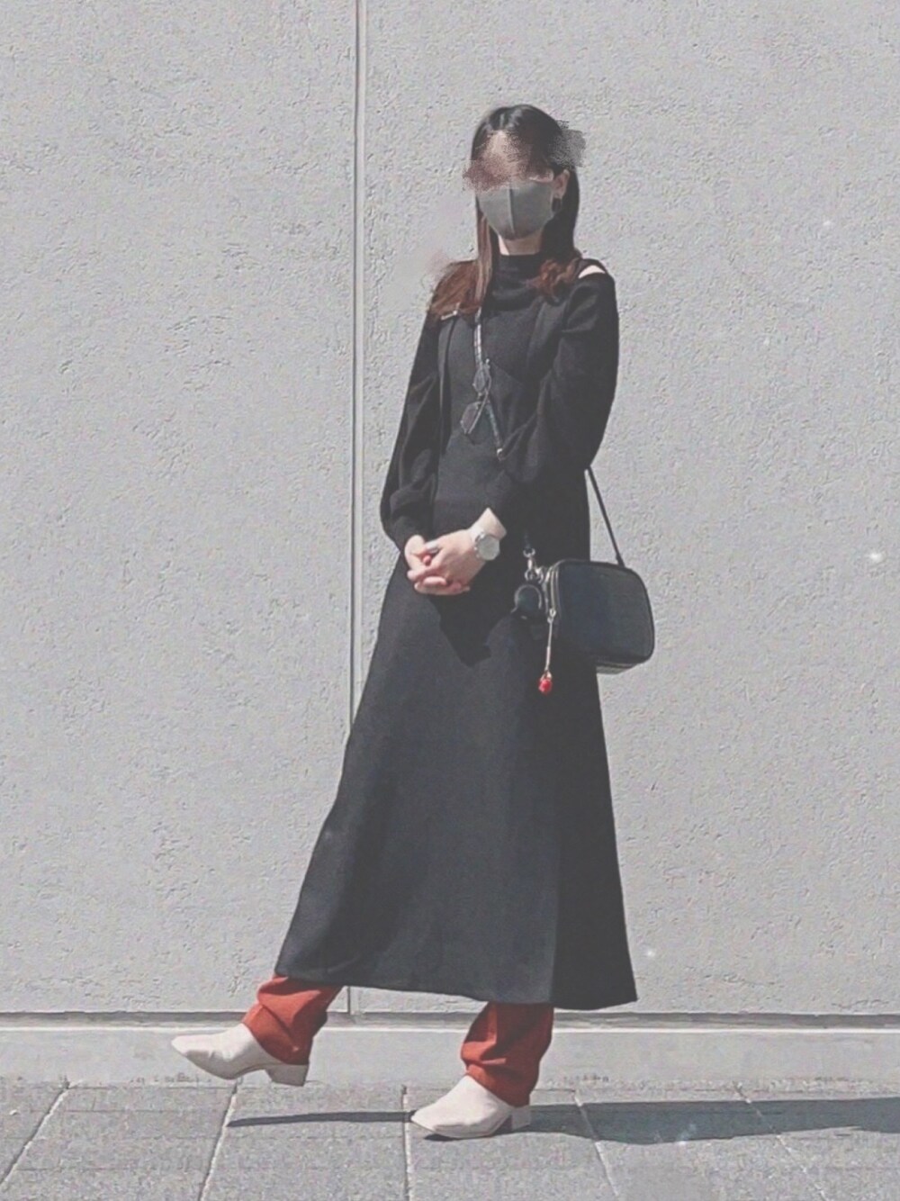 「AZUL by moussyのASYMMETRY JUMPER SKIRT/アシメトリジャンパースカート（ワンピース、ブラック系）」を使った、ピヨ豆さん（レディース・158cm）の春コーディネートの1枚目の写真