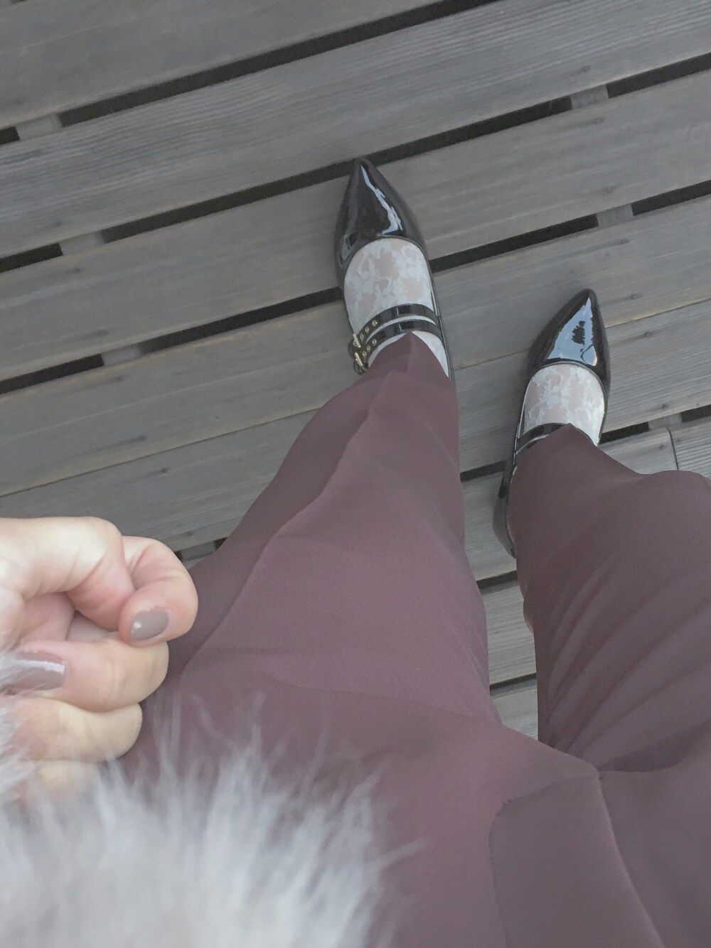 ブラウン系のスラックス、ブラック系のその他シューズ、ホワイト系のその他アウターを着用したレディースの春コーディネートの1枚目の写真