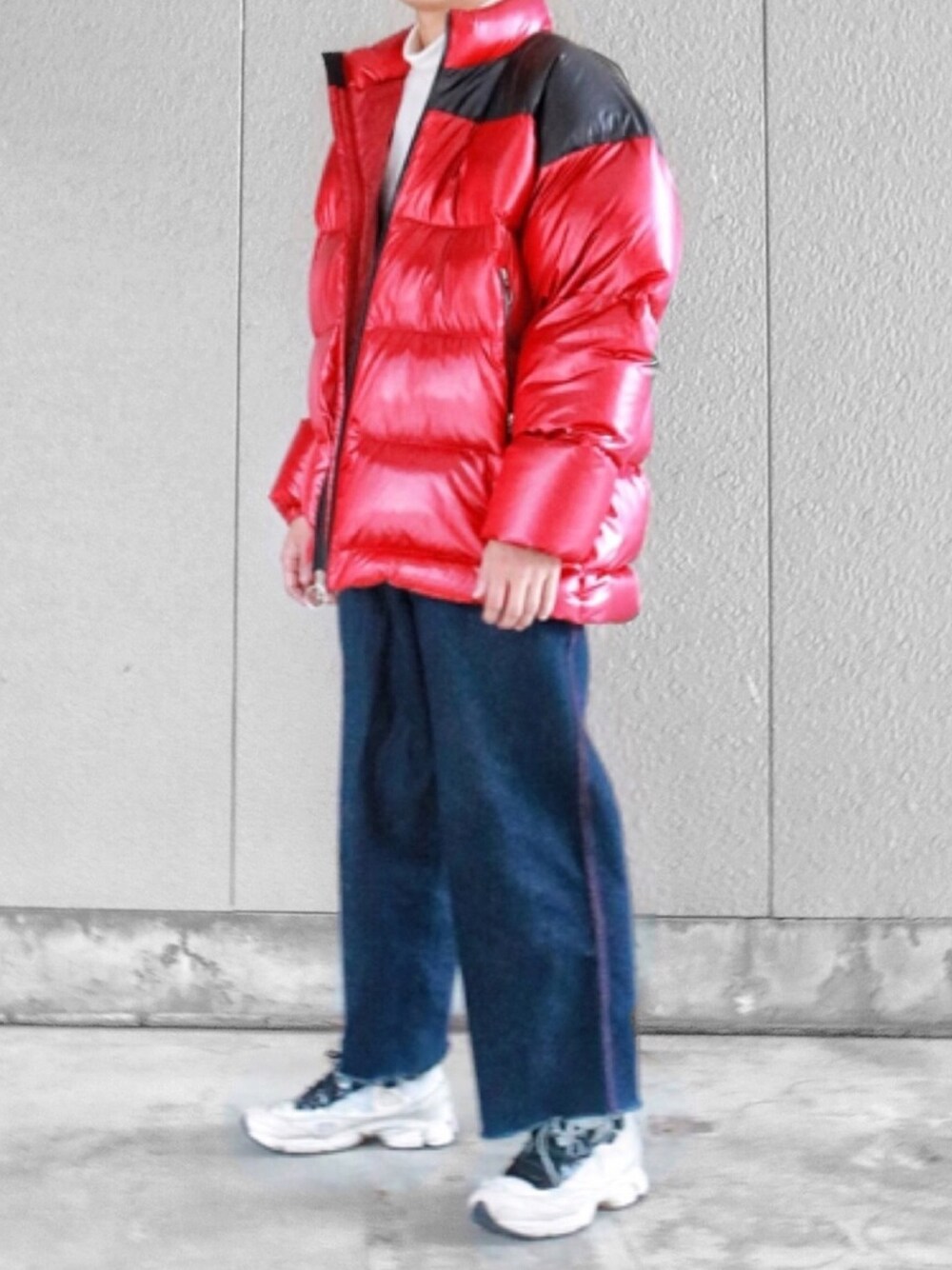 「オシャレパッソ、ダウンジャケット、ダウン、ワイドパンツ、古着、古着MIX、スニーカー、ワイドデニム、タートルネック」｜「MONKEY TIMEの＜monkey time＞ NYLON OVERSIZED DOWN/ダウンジャケット（ダウンジャケット/コート、レッド系）」を使った、tomaさん（メンズ・179cm）の秋コーディネートの1枚目の写真