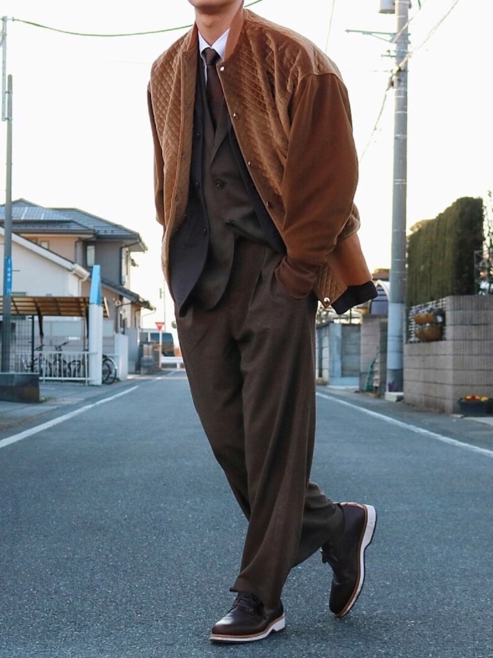 ブラウン系のネクタイ、ブラウン系のその他パンツ、ブラウン系のドレスシューズを着用したメンズの冬コーディネートの1枚目の写真