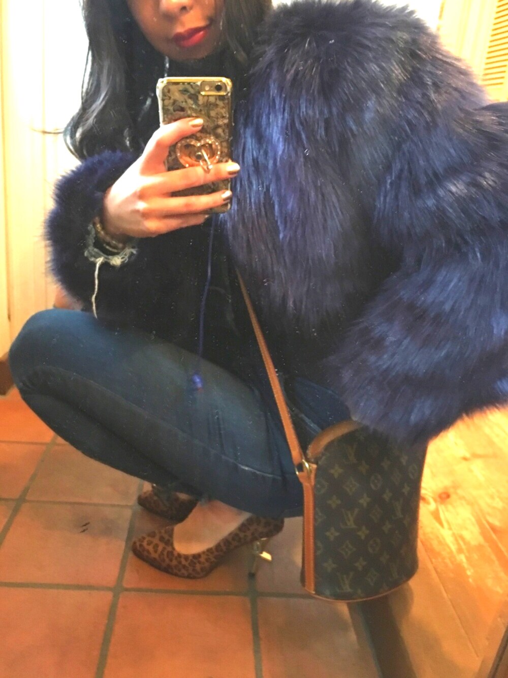 「EVRIS 、デニムonデニム、デニム、レオパード、ファーコート、ネイビー、LouisVuitton」｜「EVRISのカラーフェイクファーショートコート（ムートンコート、ブルー系）」を使った、maopiさん（レディース・163cm）の冬コーディネートの1枚目の写真
