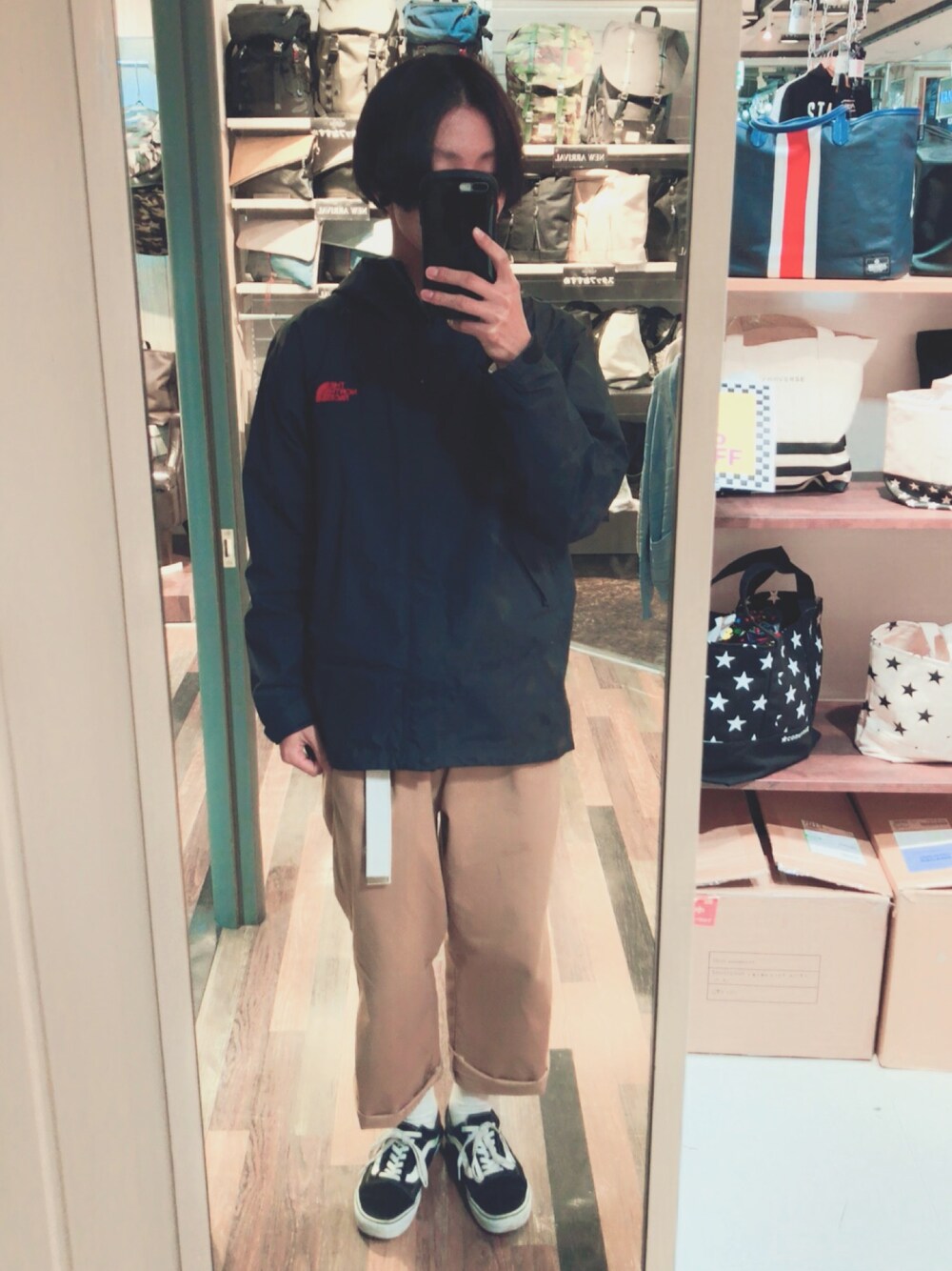 「northface、VANS、オールドスクール、ゆるコーデ、古着、ストリート」｜「THE NORTH FACEのアイテム（マウンテンパーカー、ブラック系）」を使った、えも汰さん（メンズ・168cm）の秋コーディネートの1枚目の写真