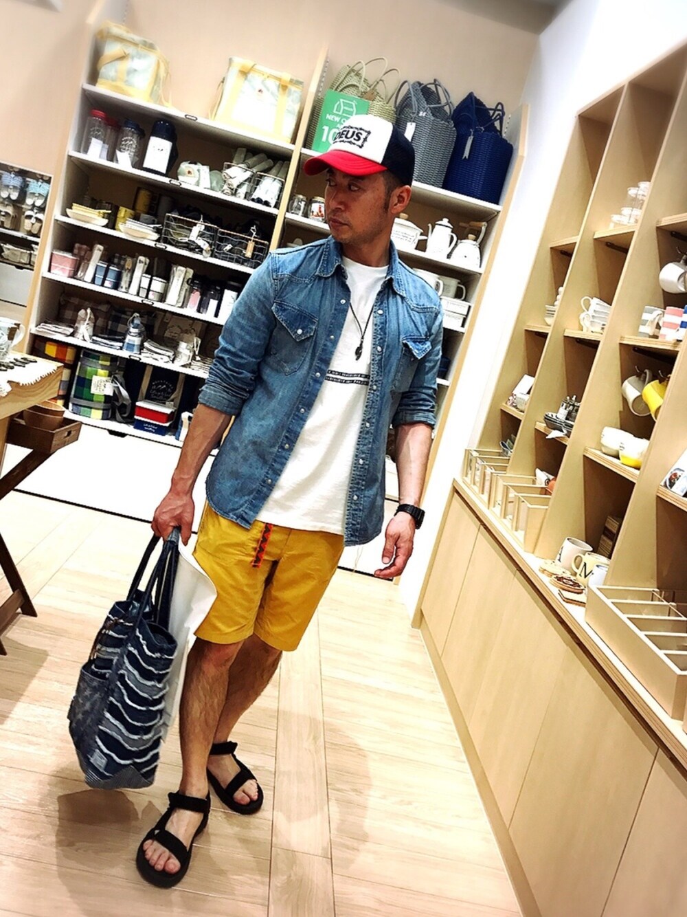 「オトナカジュアル、Doシンプル部、キャップ、サンダル、デニムシャツ、ショートパンツ、トートバッグ、Tシャツ、G-SHOCK、ラフ」｜「TevaのTEVA / HURRICANE XLT M（サンダル、ブラック系）」を使った、シンさん（メンズ・169cm）の春コーディネートの1枚目の写真