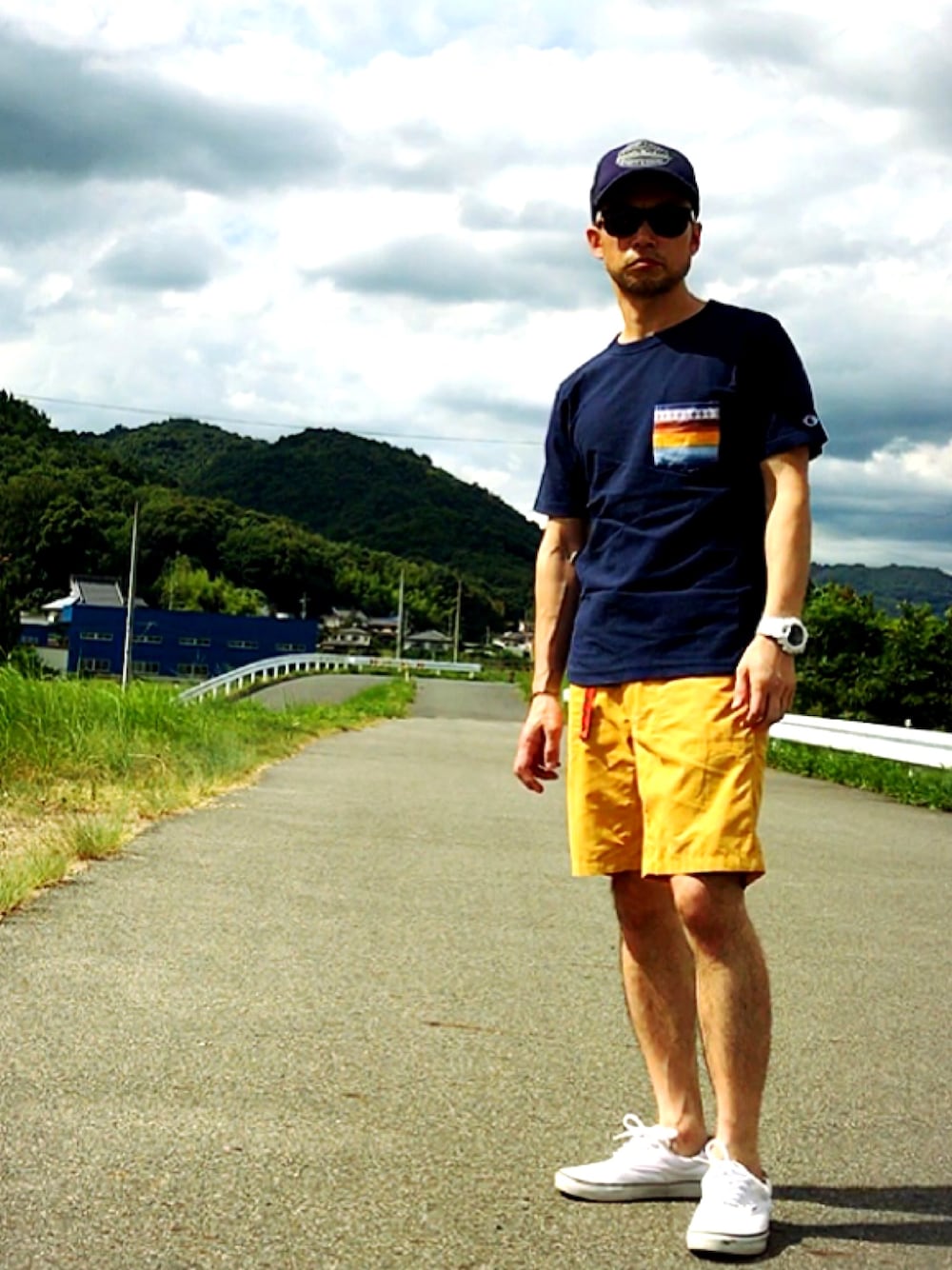 「大人カジュアル、Doシンプル部、夏、白スニーカー、キャップ、チャンピオン、VANS、アメカジ、ハーフパンツ、ドラフトちゅーちゅーおじさん」｜「VANSのアイテム（スニーカー、ホワイト系）」を使った、シンさん（メンズ・169cm）の夏コーディネートの1枚目の写真