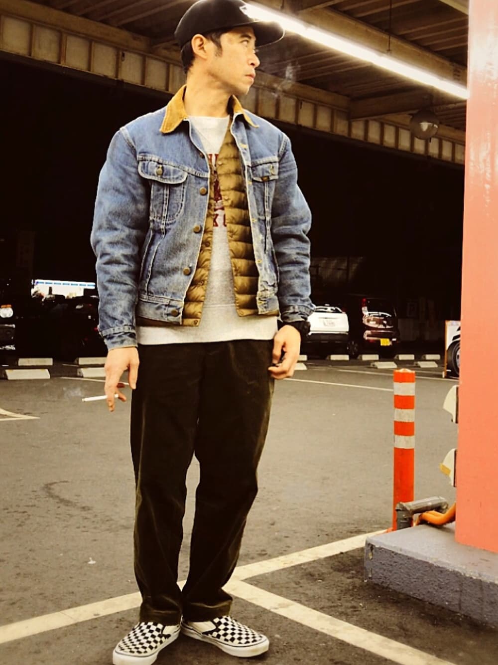 「大人カジュアル、インナーダウン、Doシンプル部、デニムジャケット、コーデュロイパンツ、スリッポン、VANS、シンカジ、おしゃれさんと繋がりたい、冬」｜「VANSのアイテム（スニーカー、ブラック系）」を使った、シンさん（メンズ・169cm）の冬コーディネートの1枚目の写真