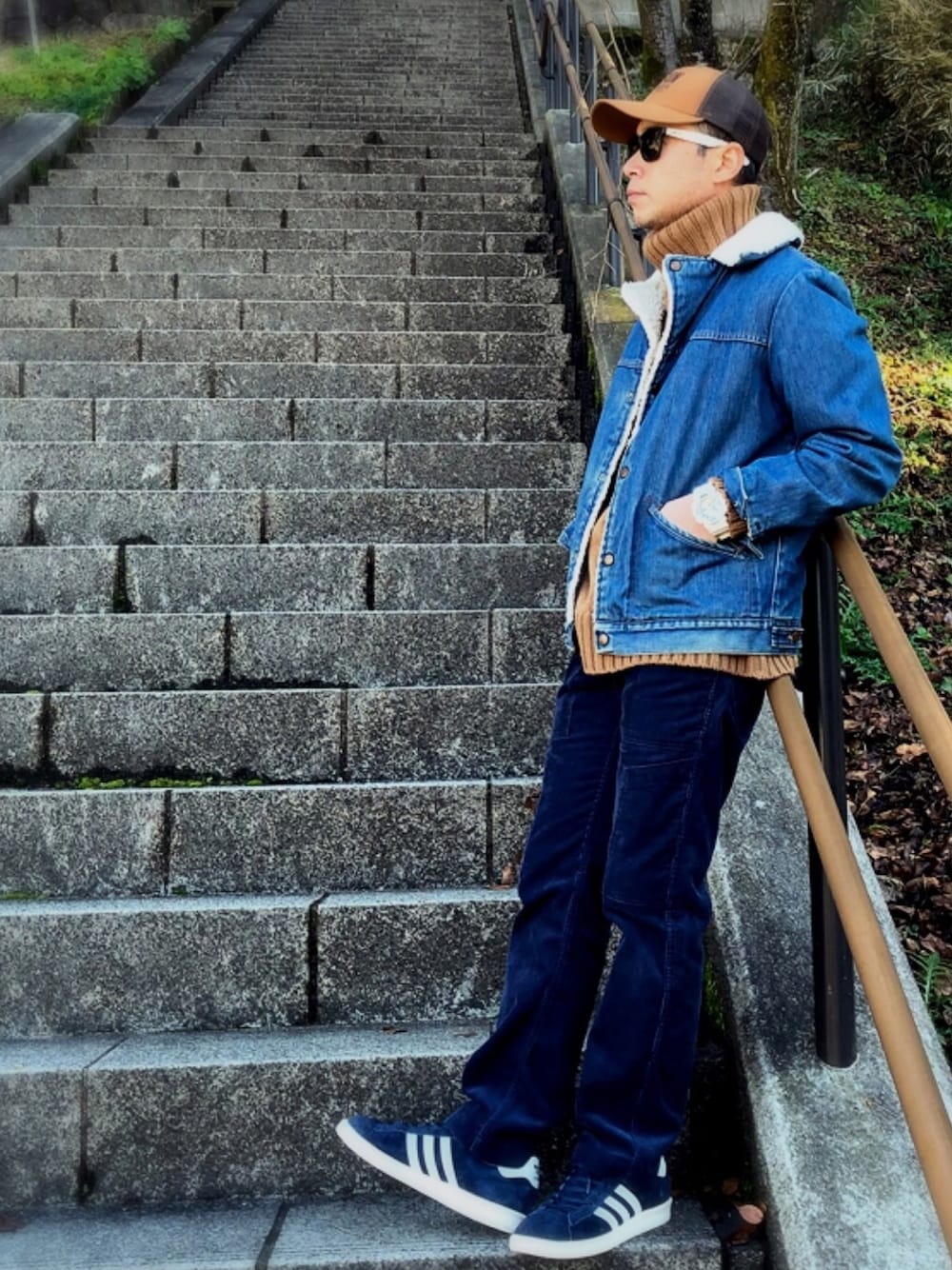 「オトナカジュアル、おしゃれさんと繋がりたい、コーデュロイ パンツ、ボアブルゾン、タートルネックニット、キャップ、adidas、シンプルコーデ、冬コーデ、スニーカー」｜「adidasのadidas CP 80s JAPAN PACK VNTG【SP】（スニーカー、ブルー系）」を使った、シンさん（メンズ・169cm）の冬コーディネートの1枚目の写真