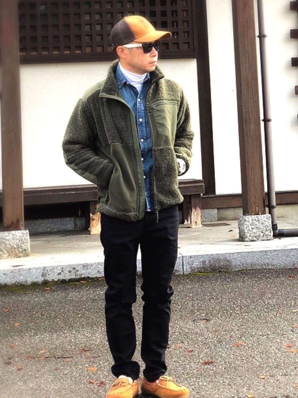 「冬アウター着回しチャレンジ、大人カジュアル、UNIQLO、デニムシャツ、キャップ、フリース、ENGINEERED GARMENTS、シンプル、zozoデニム、ボア」｜「UNIQLOのフリースコンビネーションジャケット（その他アウター、グリーン系）」を使った、シンさん（メンズ・169cm）の冬コーディネートの1枚目の写真