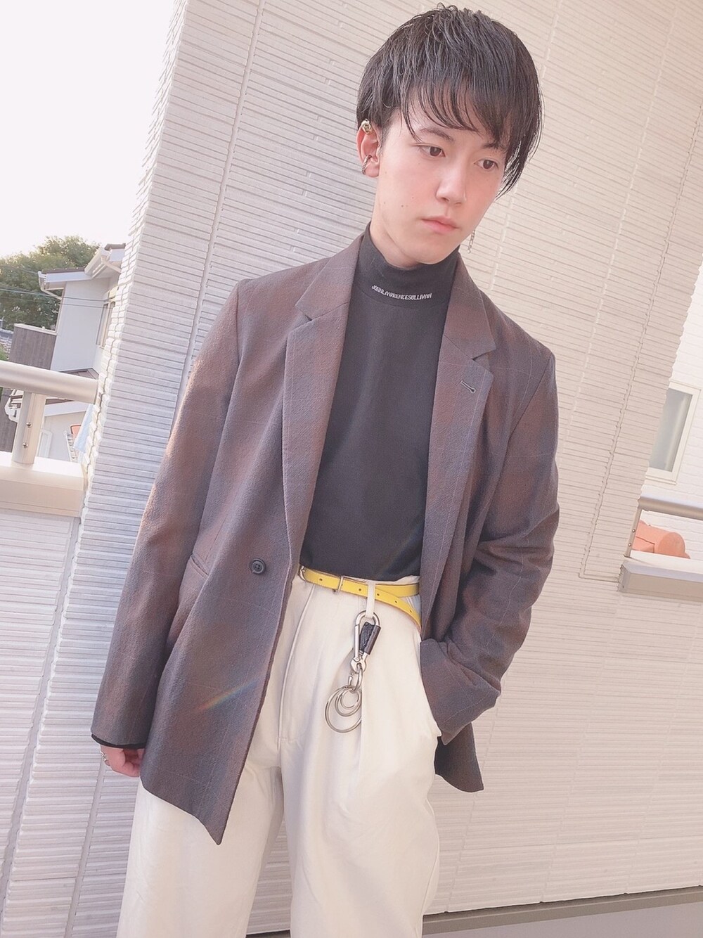 ブラウン系のテーラードジャケット、ブラック系のTシャツ/カットソー、ホワイト系のその他パンツを着用したメンズの秋コーディネートの1枚目の写真