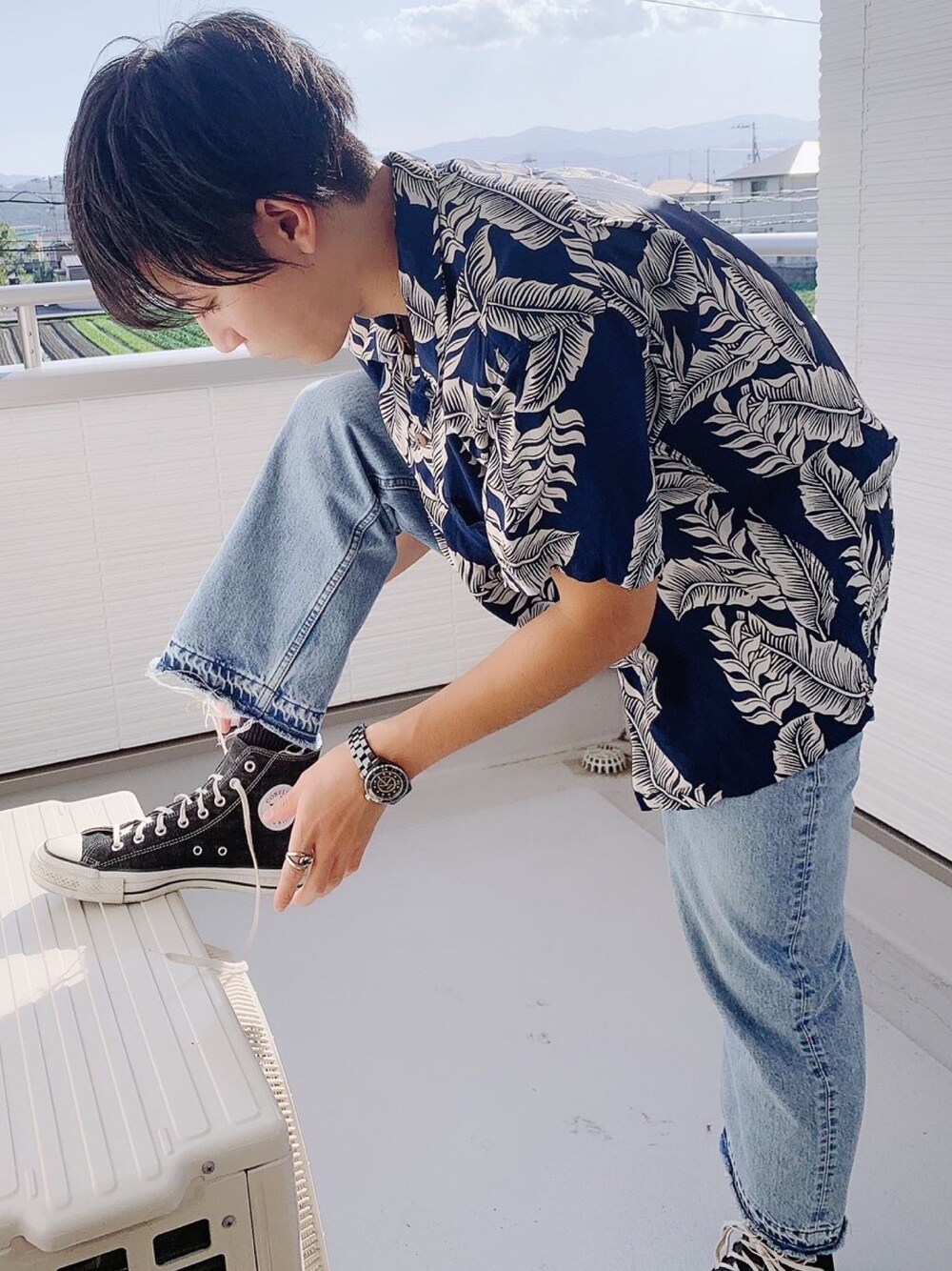 ブルー系のシャツ/ブラウス、ブルー系のデニムパンツ、ブルー系のスニーカーを着用したメンズの秋コーディネートの1枚目の写真