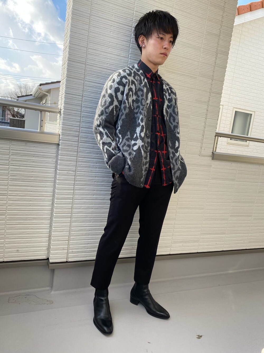 「冬のコーデ、ロック、ブーツ、サンローランパリ、シンプルコーデ、カーディガン」｜「sea,ds maraの【Sea’ds mara】Rope motif Ear cuff（イヤリング、シルバー系）」を使った、たかさん（メンズ・172cm）の冬コーディネートの1枚目の写真