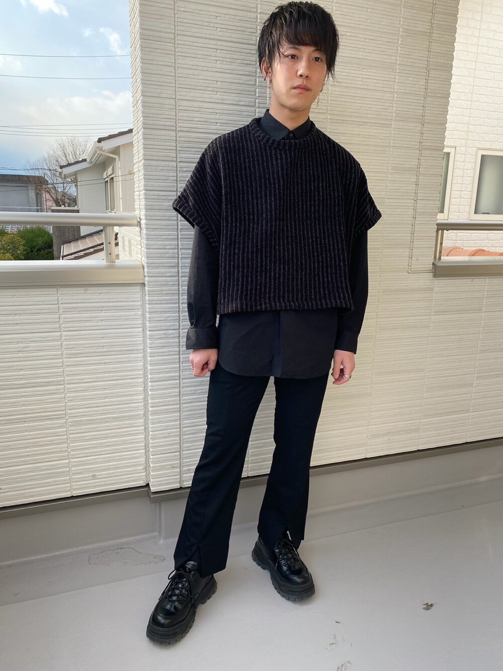 「私の推しブランド、お洒落さんとつながりたい、オールブラック、ベスト、シンプル」｜「sea,ds maraの【Sea’ds mara】Rope motif Ear cuff（イヤリング、シルバー系）」を使った、たかさん（メンズ・172cm）の冬コーディネートの1枚目の写真