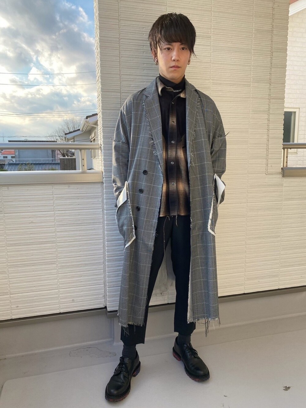 「お洒落さんとつながりたい、いいね、save、フォローお願いします🤑、レースアップシューズ、ロングコート、グレー」｜「sulvamのアイテム（チェスターコート、グレー系）」を使った、たかさん（メンズ・172cm）の冬コーディネートの1枚目の写真